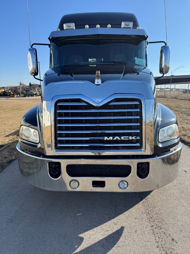 2016 MACK CXU613 - USED TRUCKS SLEEPER - image 2